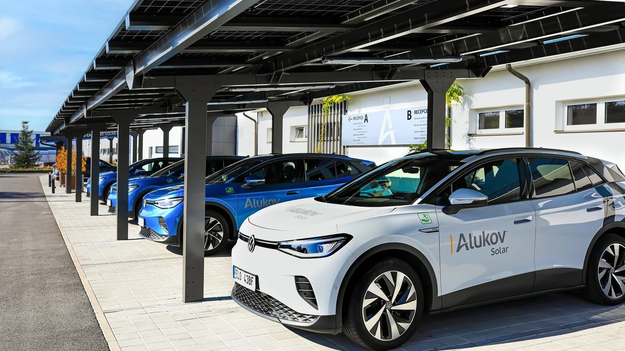 Solární carport chrání auto a vyrábí elektřinu. Zájem roste i mezi firmami