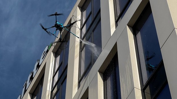 Fasády i okna budovy Churchill Square čistí drony, šetří peníze i životní prostředí