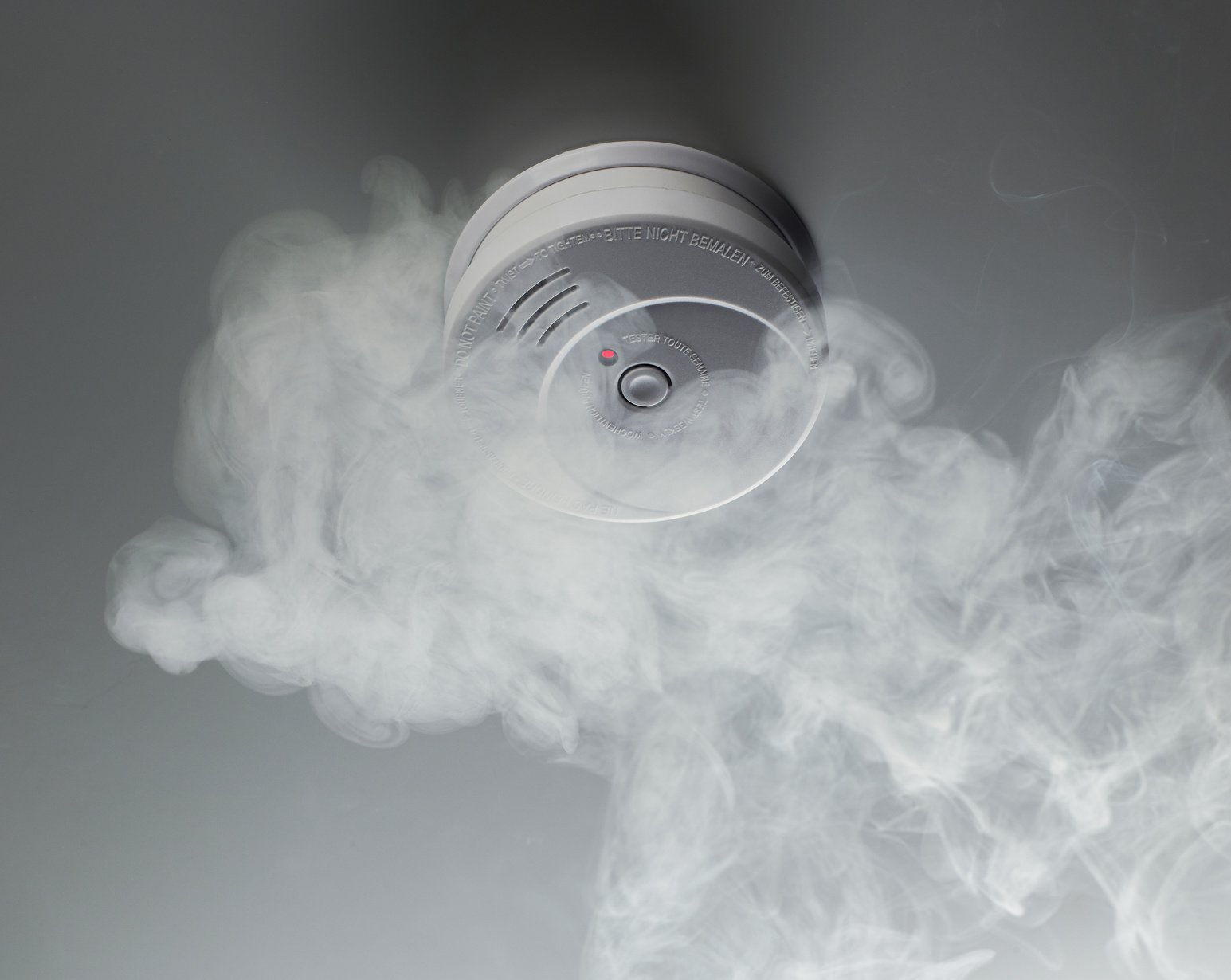 Elektroinstalace v bytovém domě. Bezpečnost a prevence požáru je na každém z nás. Všímejte si i malých změn, radí odborník