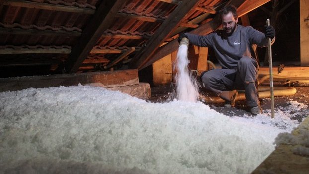 Jak vyzrát nad stoupajícími cenami energií? Foukaná vata je letošním trendem v izolacích