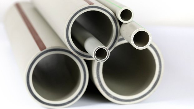 Jaké speciální požadavky a školení jsou potřeba pro montáž velkých průměrů potrubí?