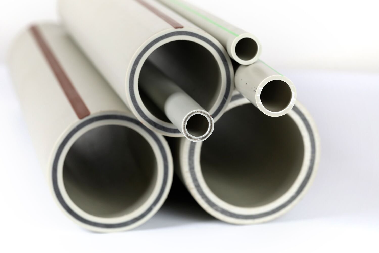 Jaké speciální požadavky a školení jsou potřeba pro montáž velkých průměrů potrubí?