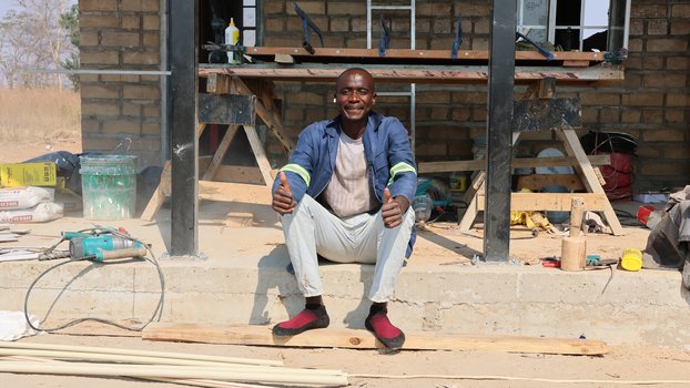 Fotovoltaika, med a nikdy nekončící boj s termity – letošní mise v Zambii