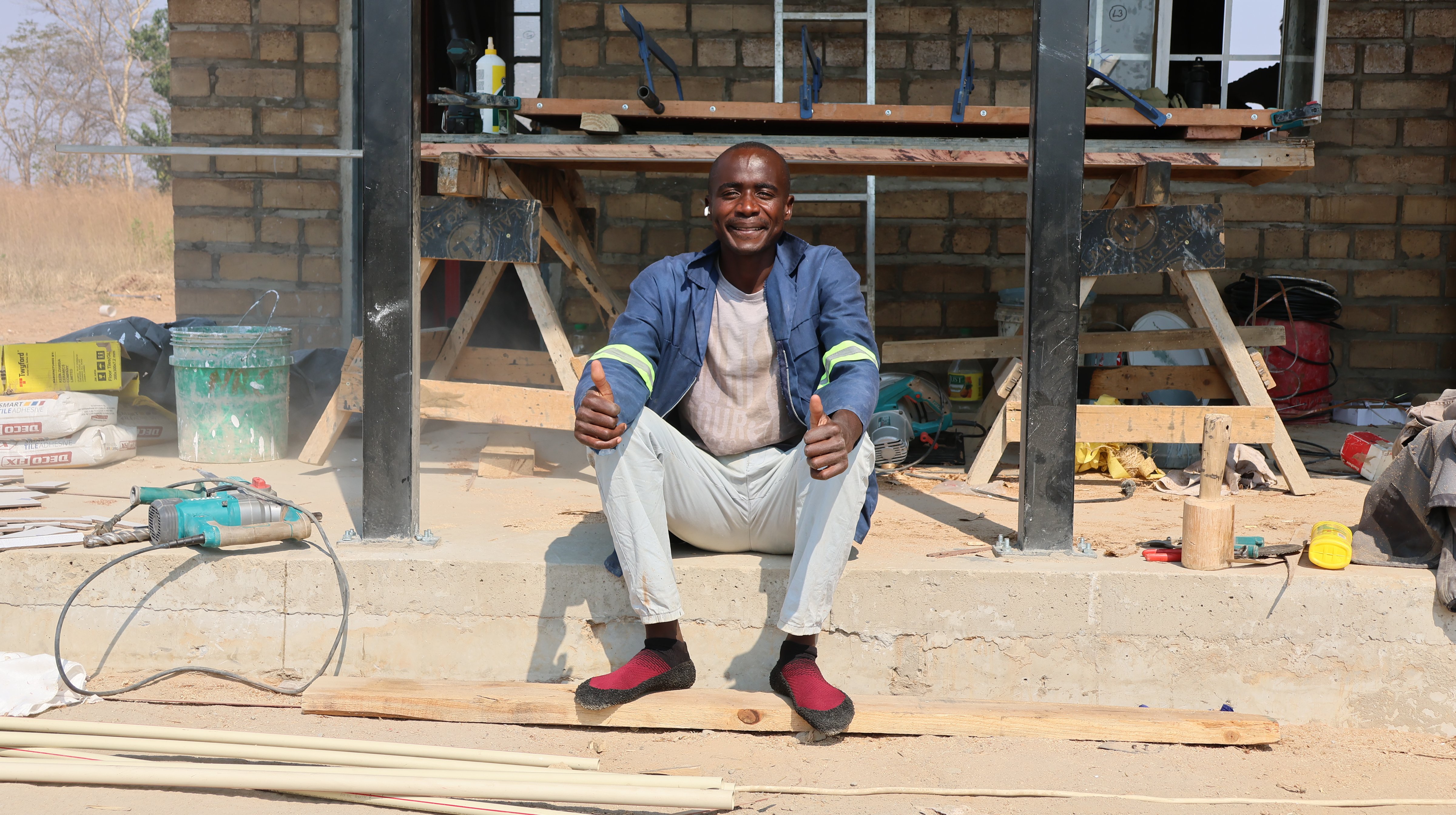 Fotovoltaika, med a nikdy nekončící boj s termity – letošní mise v Zambii